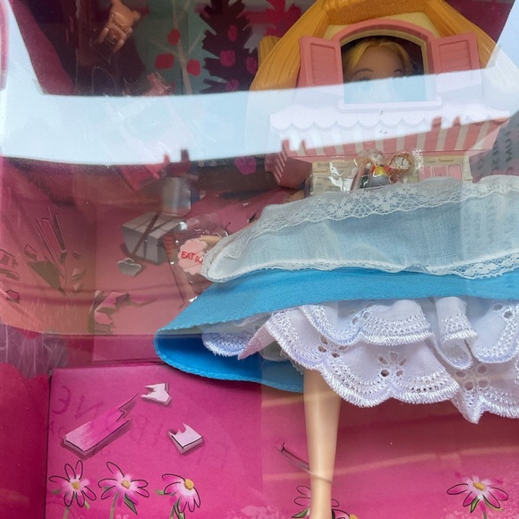 MATTEL ALICE IN WONDERLAND ALICE DRINK ME  DOLL IN HER HOUSE - Picture 9 of 15